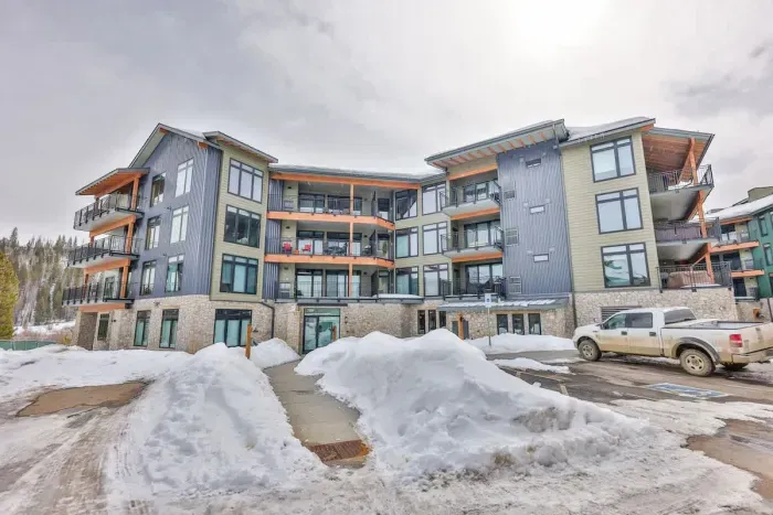 Enjoy the convenience of premier downtown living with scenic surroundings all year round.