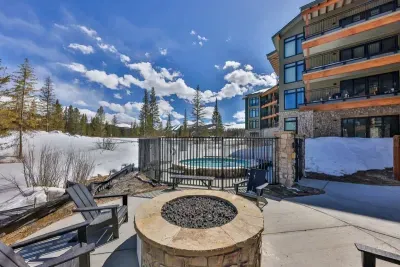 An elevated fire pit retreat designed for luxurious evenings under the mountain sky.
