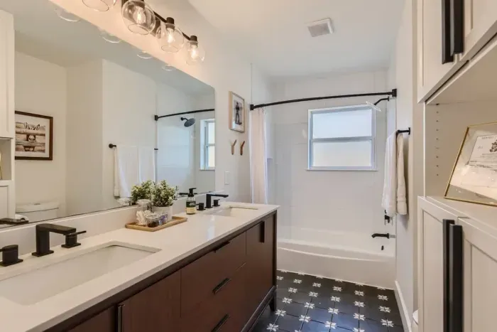 Simple yet elegant bathroom with a minimalist design and all the essentials.