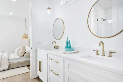 Clean and crisp bathroom with contemporary finishes and an inviting atmosphere.