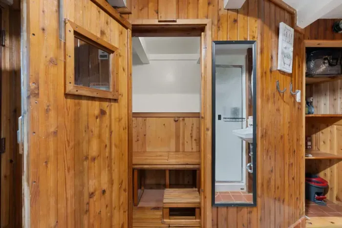 Step inside the sauna and enjoy some relaxation in quiet!