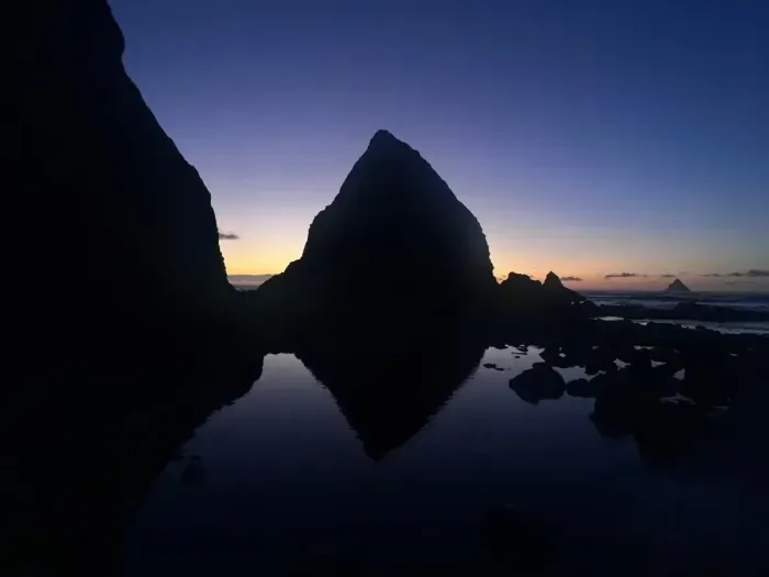 Golden hour magic ✨ As the sun sets beyond the Pacific, the dramatic rock formations and tide pools create a mesmerizing silhouette. A perfect moment of peace and beauty by the ocean!