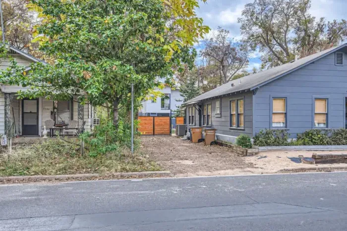 Clean and spacious studio in Austin's amazing East Side! Walk to bars, restaurants, and everything Austin!