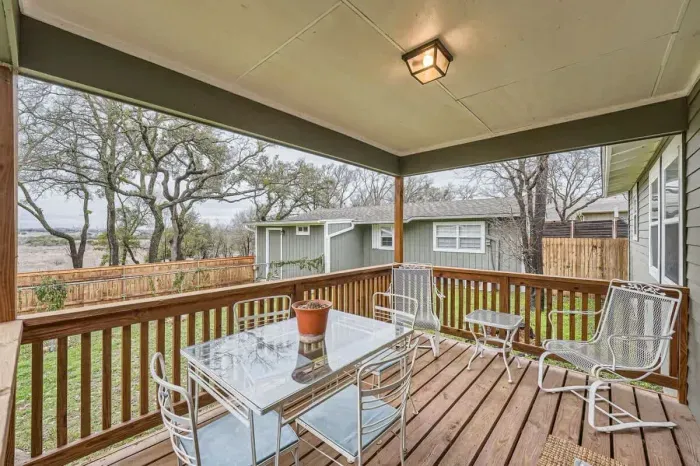 Incredible Sunsets on this stylish patio with a modern design, ideal for enjoying drinks and meals al fresco.