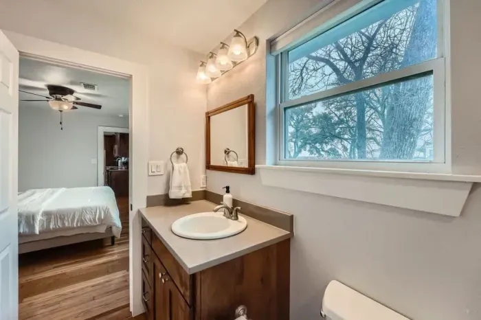Morning made easy, this bathroom is bright, simple, and perfectly convenient.