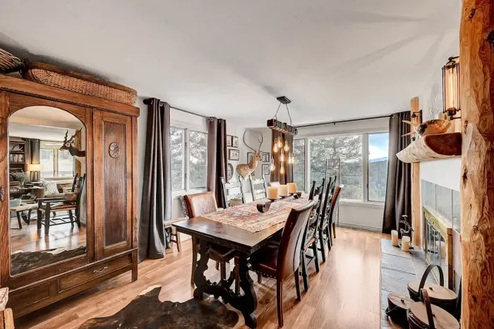 Elegant dining area with natural light and mountain scenery, ideal for family meals or gatherings.