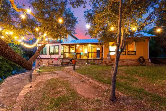 Relaxing backyard with a charming patio, perfect for enjoying quiet mornings and evenings.