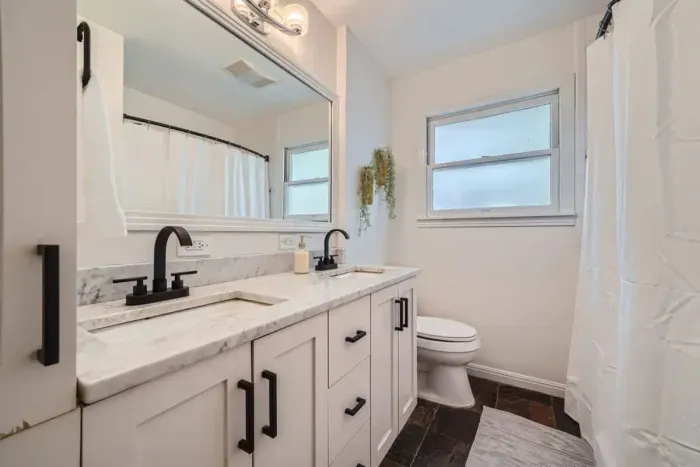 Clean and crisp bathroom with contemporary finishes and an inviting atmosphere.