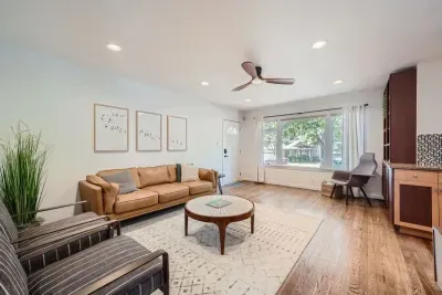 Inviting living space with warm lighting and thoughtfully chosen accents.