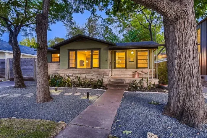 Beautifully maintained exterior, perfect for your getaway photos.