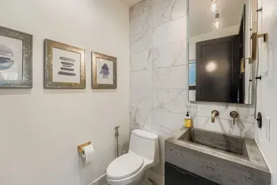 Modern bathroom.