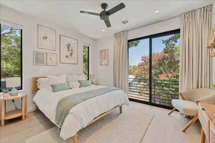 Escape to a cozy bedroom designed for relaxation and tranquility.