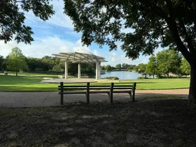 Urban tree lover's paradise! The perfect place to discover Austin! Close to UT, bars, restaurants and shopping!