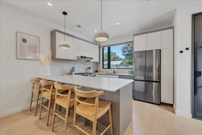 The Modern and minimalist well stocked kitchen and new appliances. Eat at bar while you interact with the cook. Gas stove, under counter microwave, dishwasher and large fridge and freezer. All spices, coffee, bottled water included.