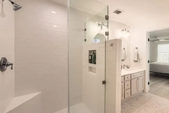 Clean and crisp bathroom with contemporary finishes and an inviting atmosphere.