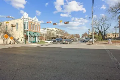 Around the square you'll find some of our favorite small businesses - Sweet Lemon, Monument Cafe, 600 Degrees, City Post and Blue Corn Harvest (all within walking distance)