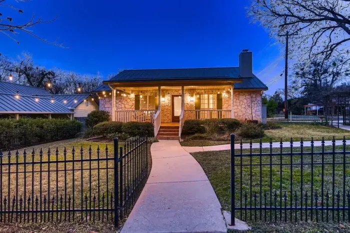 Beautifully maintained exterior, perfect for your getaway photos.