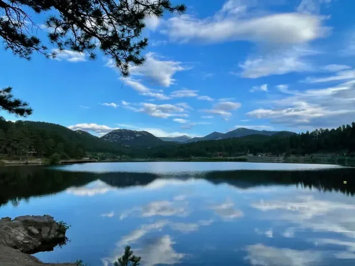 Gorgeous Lake Evergreen is only 7-10 min away.  Hiking trail, fishing, ice skating, paddle boarding, restaurants...