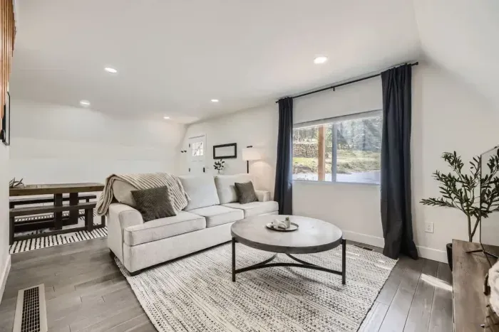 3. Cozy living room with plenty of space and comfy furniture