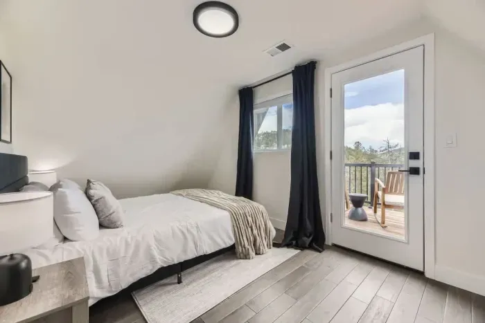 Cozy and inviting bedroom featuring a comfortable mattress and stylish decor.