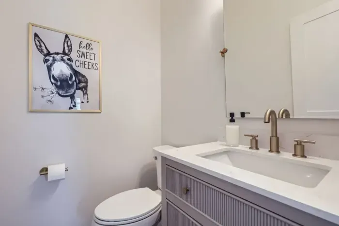 Clean and crisp bathroom with contemporary finishes and an inviting atmosphere.