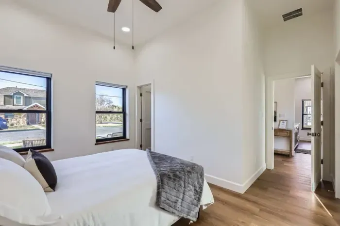 Cozy and inviting bedroom featuring a comfortable mattress and stylish decor.