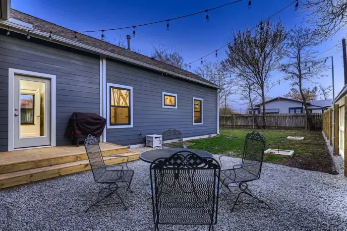 Relaxing backyard with a charming patio, perfect for enjoying quiet mornings and evenings.