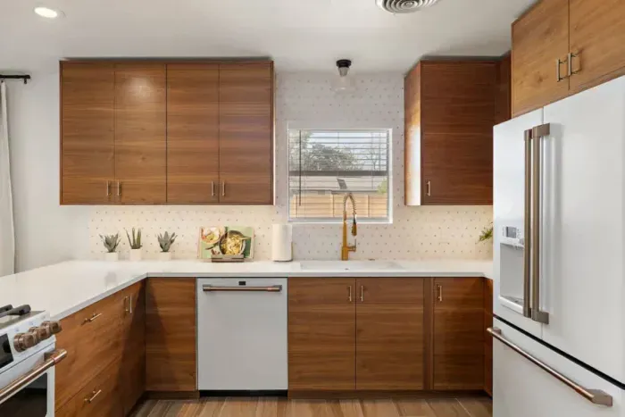 Full modern kitchen with sleek finishes and everything you need to cook.