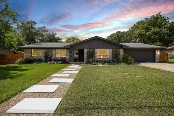 Nestled just minutes away from the vibrant downtown square and within walking distance of Southwestern University, Mimosa House sits serenely on a tranquil, family-friendly street with minimal traffic.