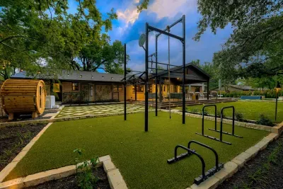 Built for more than just relaxing, this outdoor setup blends fitness, recovery, and entertaining seamlessly