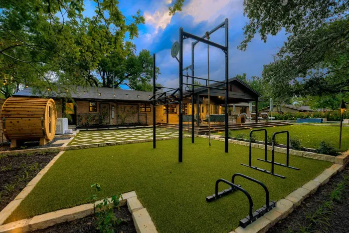 Built for more than just relaxing, this outdoor setup blends fitness, recovery, and entertaining seamlessly