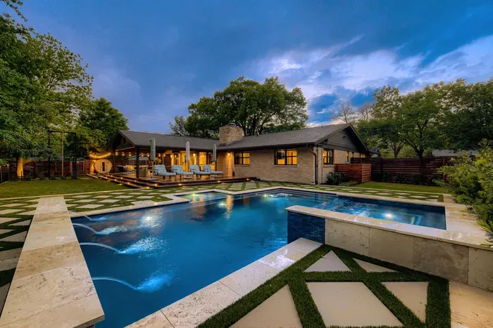 From day to night, this backyard delivers… a seamless blend of relaxation, design, and outdoor luxury