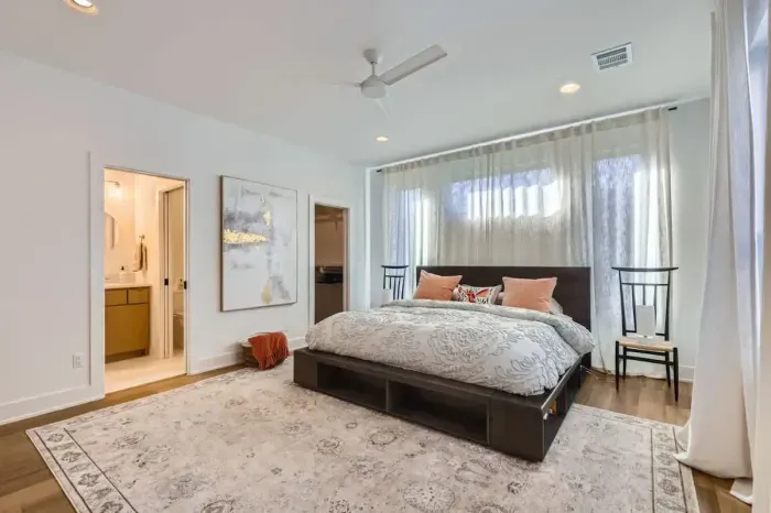Bright and cheerful bedroom with a large bed and plenty of natural light.