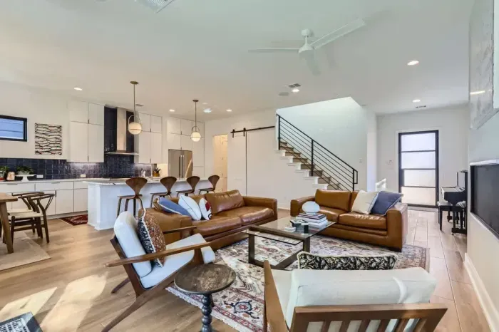 Inviting living space with warm lighting and thoughtfully chosen accents.