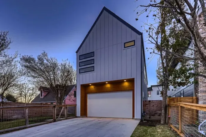 Beautifully maintained exterior, perfect for your getaway photos.