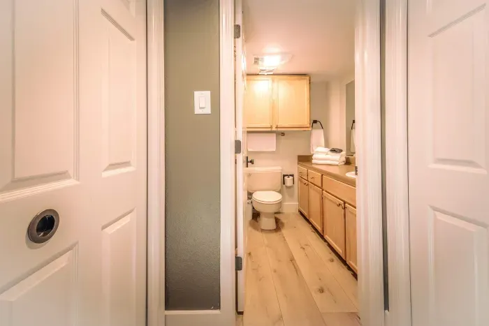 Bright primary bathroom with clean finishes and a relaxing atmosphere.