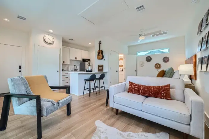 Inviting living space with warm lighting and thoughtfully chosen accents.