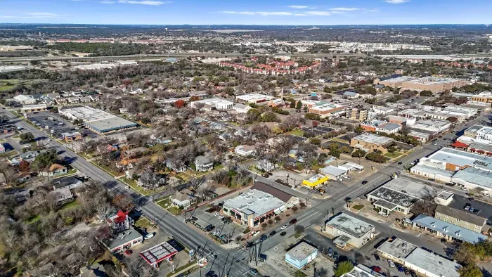 From boutiques to BBQ, Courthouse Square is where Georgetown comes alive, perfect for an afternoon adventure.