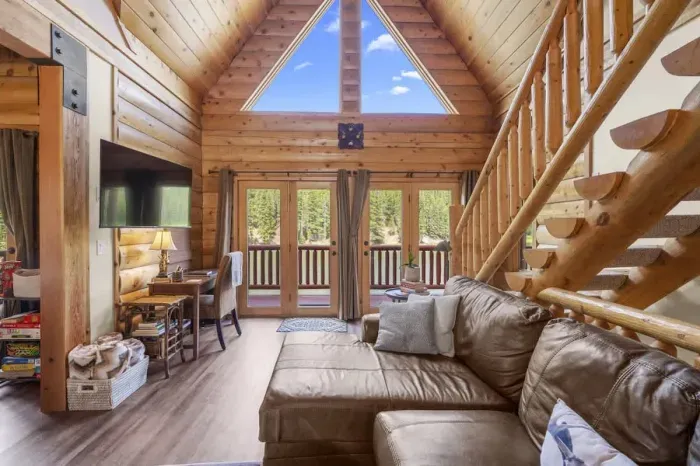 2. Living Room with gorgeous decor, plenty of seating for your entire group, and of course, epic views everywhere!