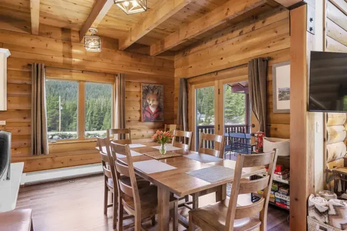 A stylish dining area, perfect for everything from quick breakfasts to dinner parties