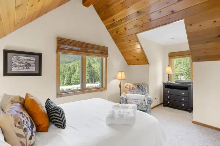 Charming attic bedroom with breathtaking views! Enjoy the cozy ambiance and panoramic scenery from the comfort of your private retreat. Perfect for relaxation or a peaceful night’s sleep, this unique space offers both comfort and tranquility. A perfe