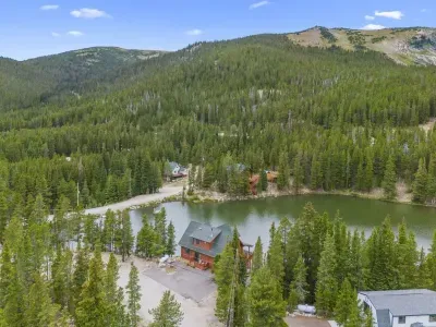 Experience epic views of majestic mountains and a serene lake from this stunning vantage point. Whether you’re relaxing indoors or outside, the breathtaking landscape provides the perfect backdrop for unforgettable moments. A true paradise for nature