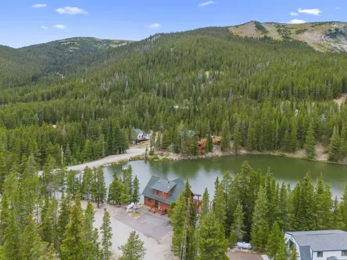 Experience epic views of majestic mountains and a serene lake from this stunning vantage point. Whether you’re relaxing indoors or outside, the breathtaking landscape provides the perfect backdrop for unforgettable moments. A true paradise for nature