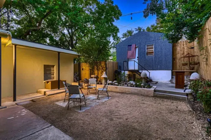 Charming courtyard surrounded by lush greenery, offering a serene retreat for relaxation or outdoor dining. Equipped with cozy seating areas, it’s the perfect space to unwind with a cup of coffee or enjoy a peaceful evening under the stars.