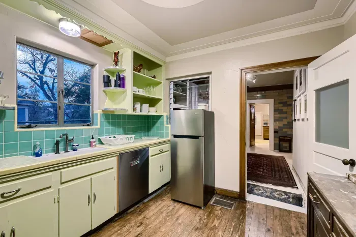 Fully equipped kitchen with vintage style.