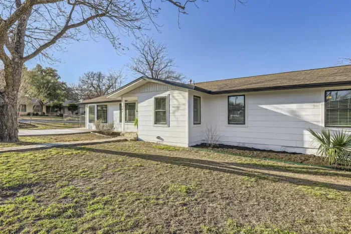 Beautifully maintained exterior, perfect for your getaway photos.