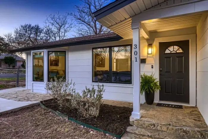 Beautifully maintained exterior, perfect for your getaway photos.