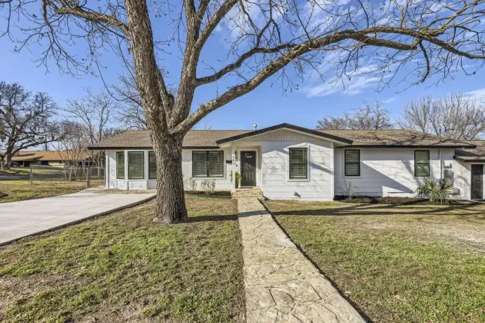 Beautifully maintained exterior, perfect for your getaway photos.