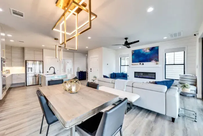 A warm, welcoming dining room with seating for a relaxing meal.