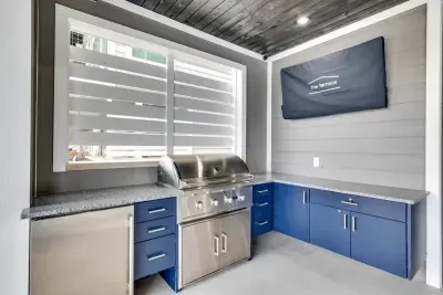Fire up the grill in this stylish outdoor kitchen, perfect for barbecues and entertaining!